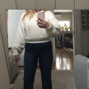 Stickad tröja  - En jätte fin vit stickat croppad tröja. Jag köpte den från NA-KD för kanske ett år sedan. Har andvänt den Max 2 gånger. Säljer den för jag inte gillar att den är så kort💞💞