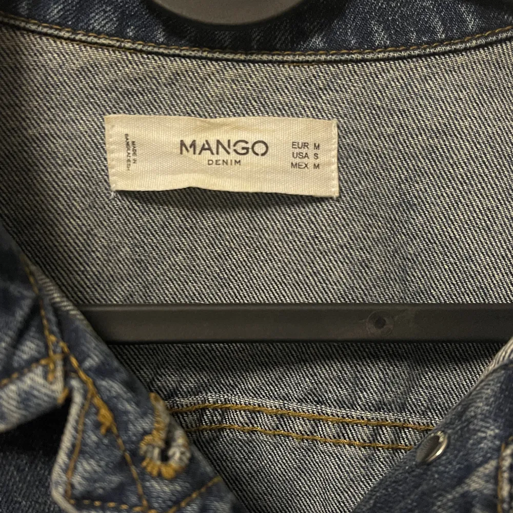 Jeansjacka från mango använd fåtal gånger . Jackor.