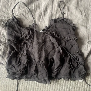 Tröja från Zara - Grå/svart genomskinlig topp. 