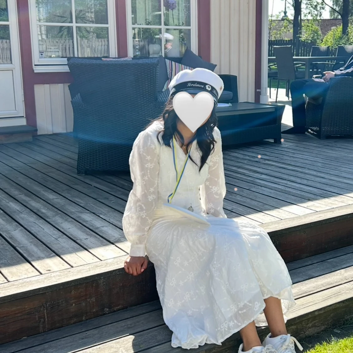 Vit långklänning med broderade detaljer - 1