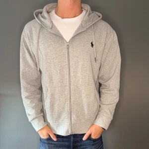 Ralph lauren tröja - Hej säljer nu min fina Ralph lauren hoodie i storlek M. Den är i bra skick och kommer vara otroligt snygg nu i höst. Nypris cirka 1600kr! Vi kommer att sälja liknande produkter så glöm inte följa profilen!🌊🍾