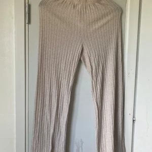 Beige mjukisbyxor -  Säljer ett par fina beige mjukisbyxor strl M har jag för mig 