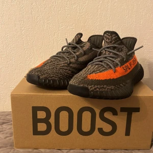 Yeezy 350 V2 - Säljer dessa jätte feta Yeezy 350 till dunder pris.     Nest intill ny då de är använda två gånger.  De passar perfekt till alla outfits. Hör av er vid minsta funderingar och jag är öppen för prisförslag.