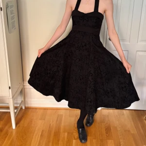 Rockabilly Dress - Svart mönstrad Rockabillyklänning av märket Collectif köpt på Shock. Säljer till nedsatt pris då dragkedjan är något sliten.