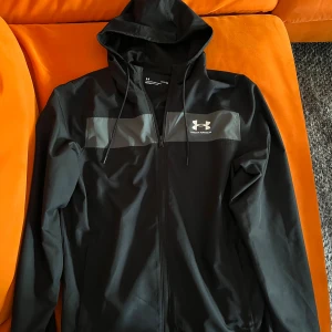 Under Armour - Säljer min UA jacka pga den inte passar längre den är i Fint skick inga hål eller nånting och inte använd mycket