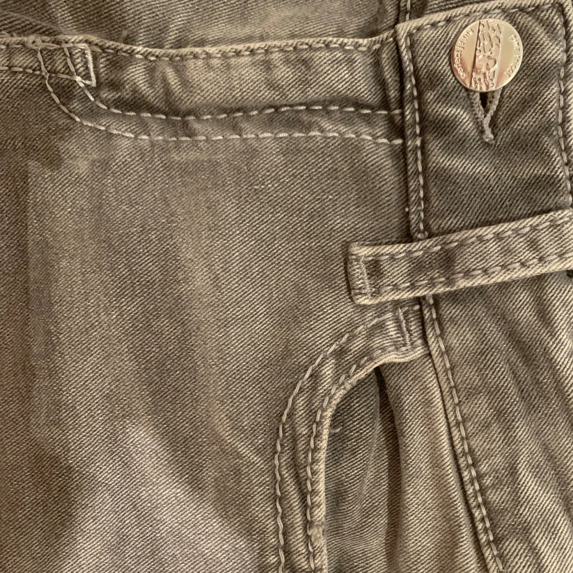 Grå bootcut jeans från Gina Tricot - 4