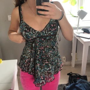 Topp - Supersöt topp med blommor🥰Säljer för att den är för liten🥲Hör av dig vid minsta fråga!