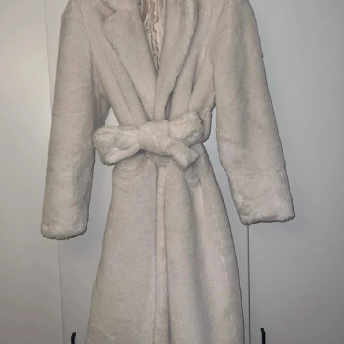 PLT lång fuskpälskappa med midjebälte - 3