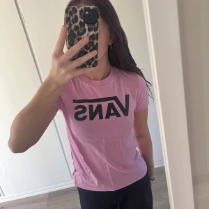 Rosa Vans t-shirt med logga - Snygg rosa t-shirt från Vans med stor svart logga framtill. Klassisk rund halsringning och korta ärmar. Endast testad🩷
