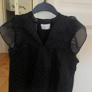 Svart blus från Neo Noir - Snygg svart blus från Neo Noir i storlek S, knappt använd!💕