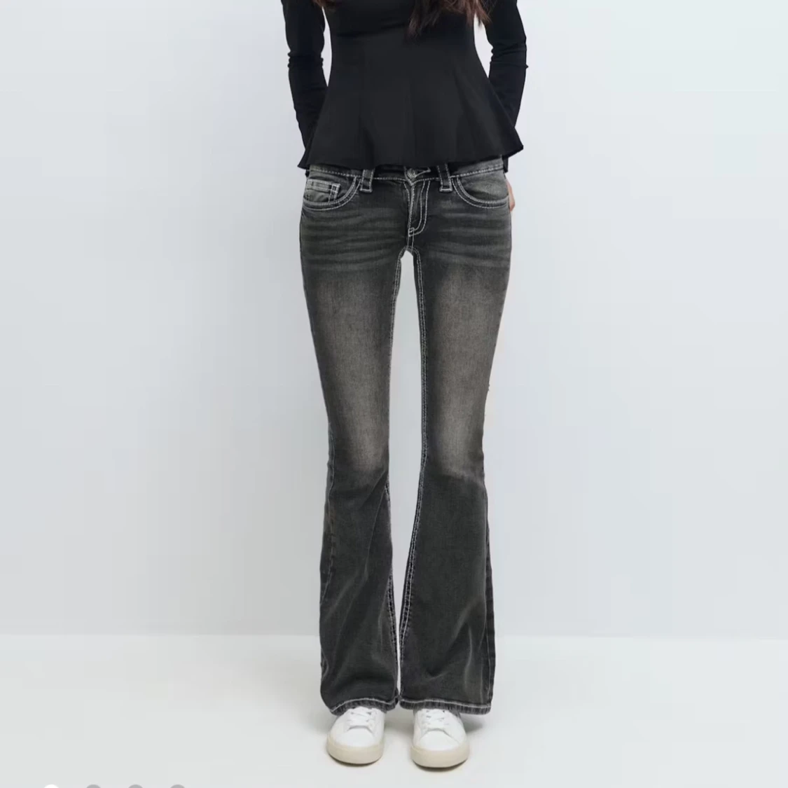 Svarta bootcut jeans med kontrastsömmar