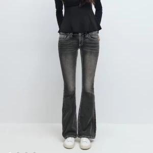 Svarta bootcut jeans med kontrastsömmar - Säljer ett par nya, använt typ 2 gånger, svarta/mörk gråa bootcut jeans från Ginatricot. De är i young storlek 158 men passar mig bra som är 162. Jeansen har klassisk, låg midja och markerade bakfickor med dekorativa sömmar.