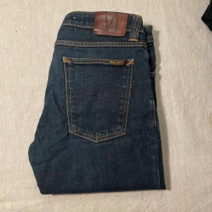 Mörkblå jeans från Nudie Jeans - | märke: Nudie Jeans | plagg: jeans | skick: 9/10 | storlek: W31 L32| nypris: 1500kr | mitt pris: 249kr | färger: mörkblå | pris kan diskuteras | hör av dig vid minsta fråga eller fundering // MatteoResell |