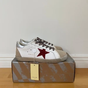 Golden Goose sneakers med röd stjärna - Säljer nu syrrans golden goose. Köpta på plick men var för stora. I och med att dem är köpta på plick kan jag inte garanter att dem är äkta men vad jag kan se och vad förra säljaren sa så är dem äkta. Det är storlek 42 men är lite mindre. Nypris 4000-5000