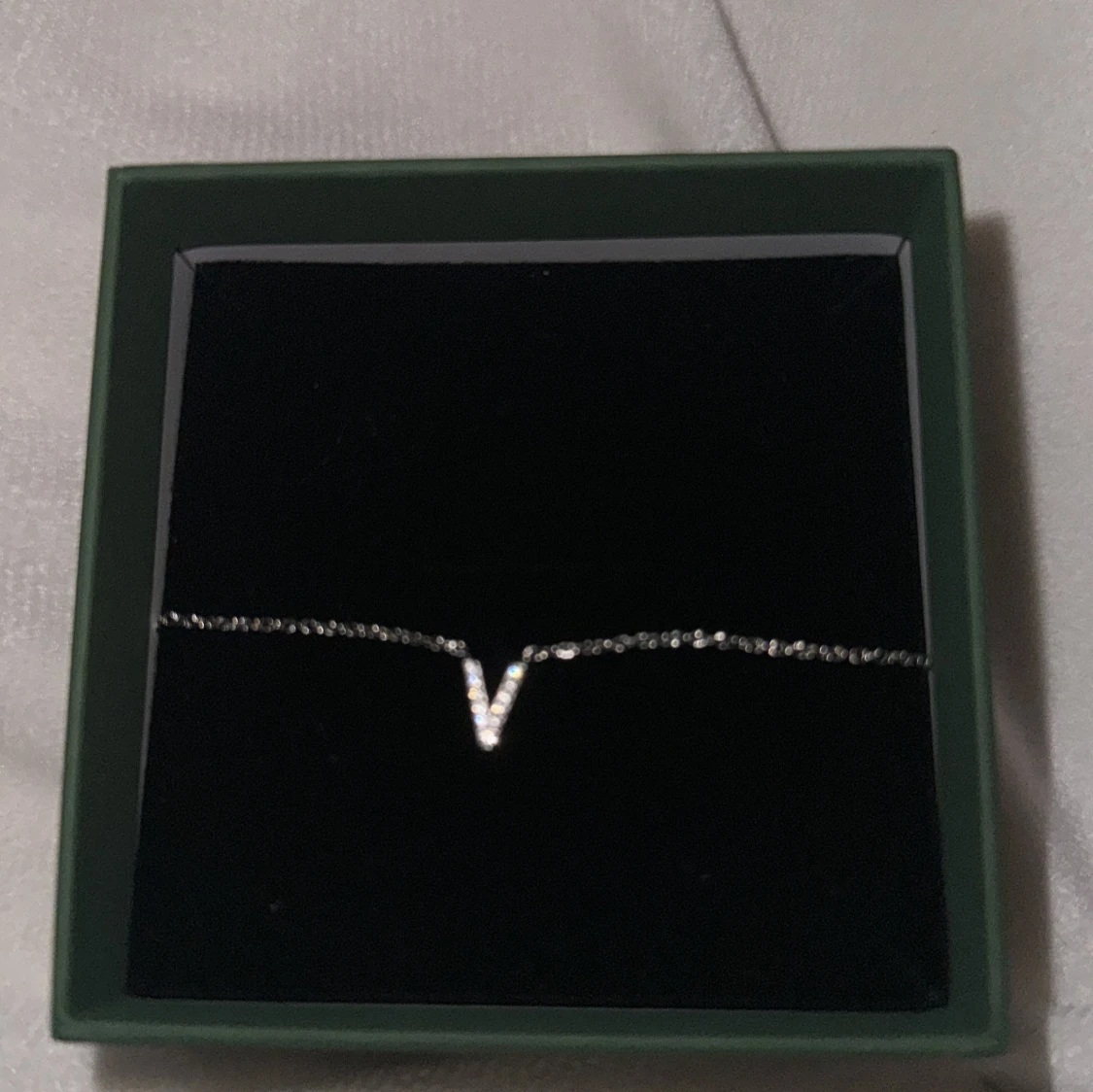 Silverhalsband med V-formad berlock