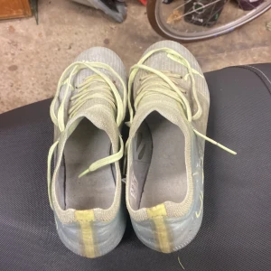 Beige fotbollsskor från Puma - Säljer ett par beigea fotbollsskor från Puma. Jag kan tvätta skorna om ni vill