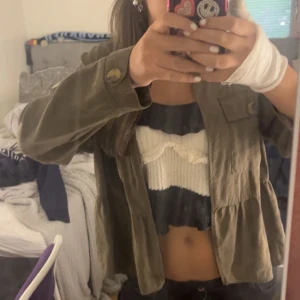 Olivgrön overshirt från Zara, stl S - Olivgrön overshirt från Zara i bomull med avslappnad passform. Jackan har stora bröstfickor, knappar framtill och långa ärmar. Perfekt att slänga över en topp för en chill look. Snygg och enkel att styla till det mesta.