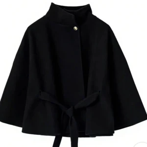 Svart ponchokappa med guldknapp - Helt ny svart poncho kappa fast utan prislapp! Köptes för 699kr men säljer för 200!!! Skriv för mer bilder!