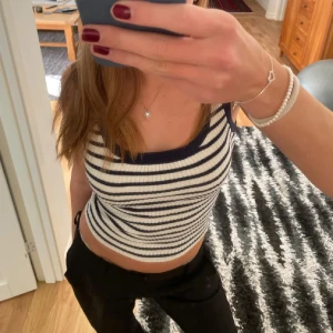 Randig ribbad linnetopp i marinblått från HM  - Säljer en ribbad linnetopp med marinblå och vita ränder. Toppen är croppad med breda axelband och rundad urringning. Materialet är stretchigt och bekvämt.🌸