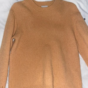 Basic tjocktröja stickad🧸☕️🧋 - En basic tjocktröja, jätte mysig och varm, perfekt till vintern. Den har två hål på armen, den visas på bilderna. Kp för fler bilder❤️