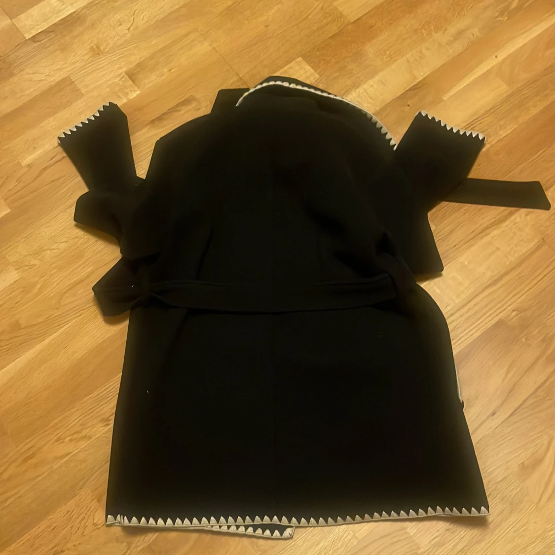 Svart omlottkappa med vita detaljer - 2