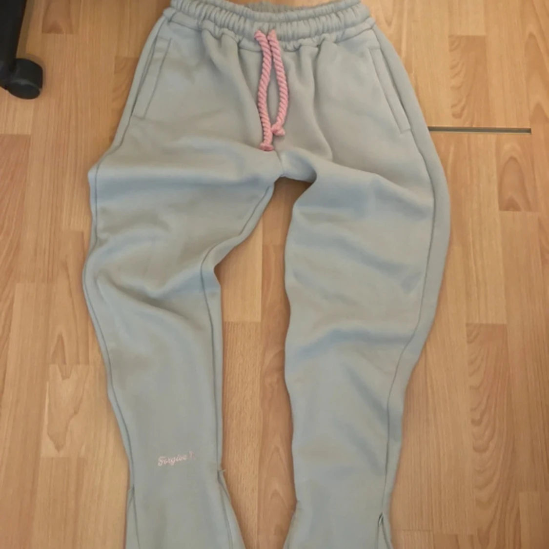 Grå hoodie med rosa detaljer från SynaWorld  - 3