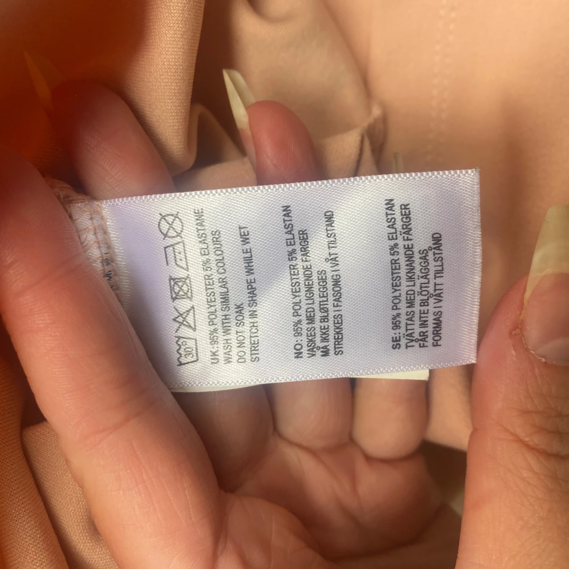 Ljusrosa tight klänning från Bik Bok - 3