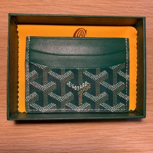 Grön Goy4rd plånbok  - Säljer en aldrig använd grön goy4rd plånbok. Plånboken är i skinn. Perfekt för dig som vill ha något unikt och stilrent i fickan. Pris kan diskuteras.