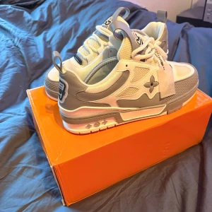 Louis Vuitton skate - Säljer då dem inte passar mig. Står storlek 46 men skulle uppskatta att det är storlek 44. Fick dem i present. Aldrig använda