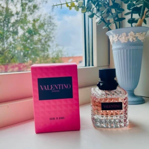 Valentino Donna Born In Roma 50ml - Valentino Donna Born In Roma, 50 ml. Den perfekta varma tonen av parfym nu till hösten. Det är en dryg parfym vilket betyder att man inte behöver mycket av den vilket leder till att den håller länge. Den är använd men som du kan se på bilderna så finns det kvar parfym precis ovanför etiketten, så cirka 3/4 av den är kvar. Orginalpris är 1450kr jag säljer för 750kr eftersom att det är en mycket exklusiv parfym. Undrar du något så hör av dig😃❤️