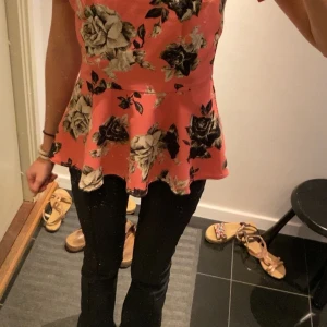 Blommig blus H&M  - Säljer en rosa blus från H&M Divided i storlek 34. Toppen har korta ärmar, markerad midja och dragkedja bak. Den är i mycket bra skick, knappt använd! Skriv för fler bilder, prisförslag eller vid frågor!💞