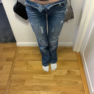 Low waist bootcut jeans med hål, lager 157 - Jeans från lager 157 som inte finns att köpa längre. Säljer för att jag har två par. Använt o drygt 9månader kanske 25 gånger. Storlek xxs tall
