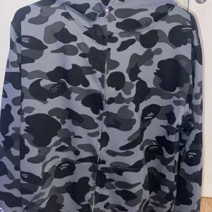  grå bape kofta  - Helt ny bape kofta med storleken S 