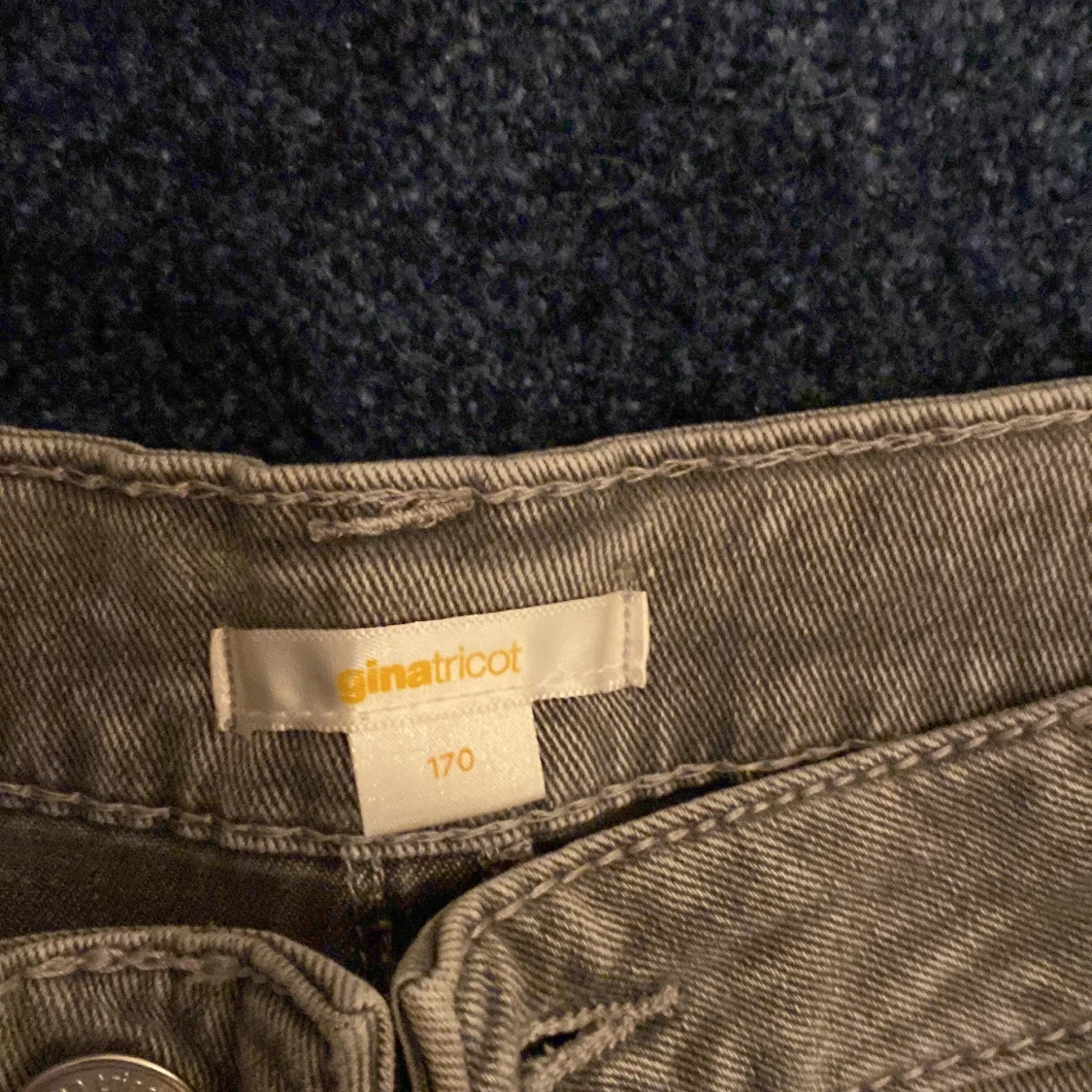 Grå jeansshorts från Gina Tricot - 2