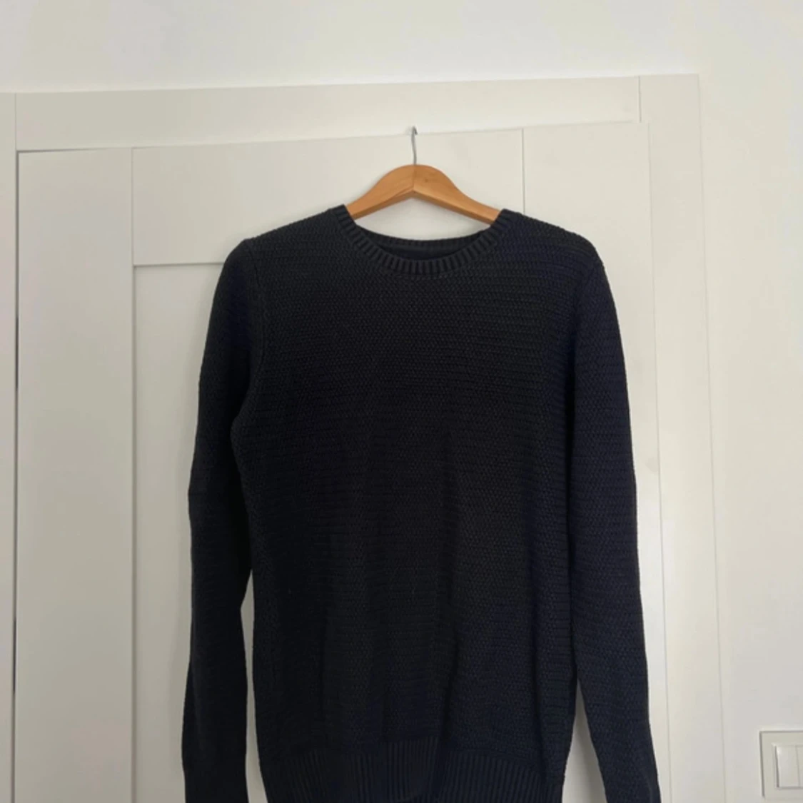 Mörkblå stickad tröja från Celio