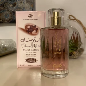 Ny Choco Musk Marshmallow 50ml - Ny oanvänd Choco Musk Marshmallow 50ml. En söt, gourmand doft med toner av marshmallow, jordgubb, vanilj och kakao. Doften beskrivs som lekfull och njutbar, och blandar godisliknande sötma med varma, tröstande undertoner.🍡🍦🍫🍓