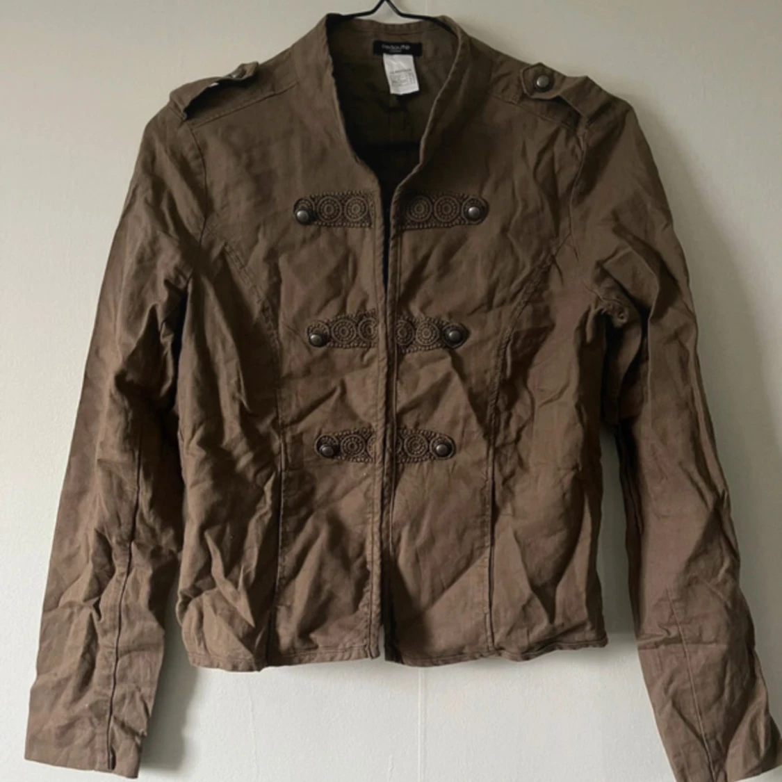 Brun militärinspirerad jacka med knappar