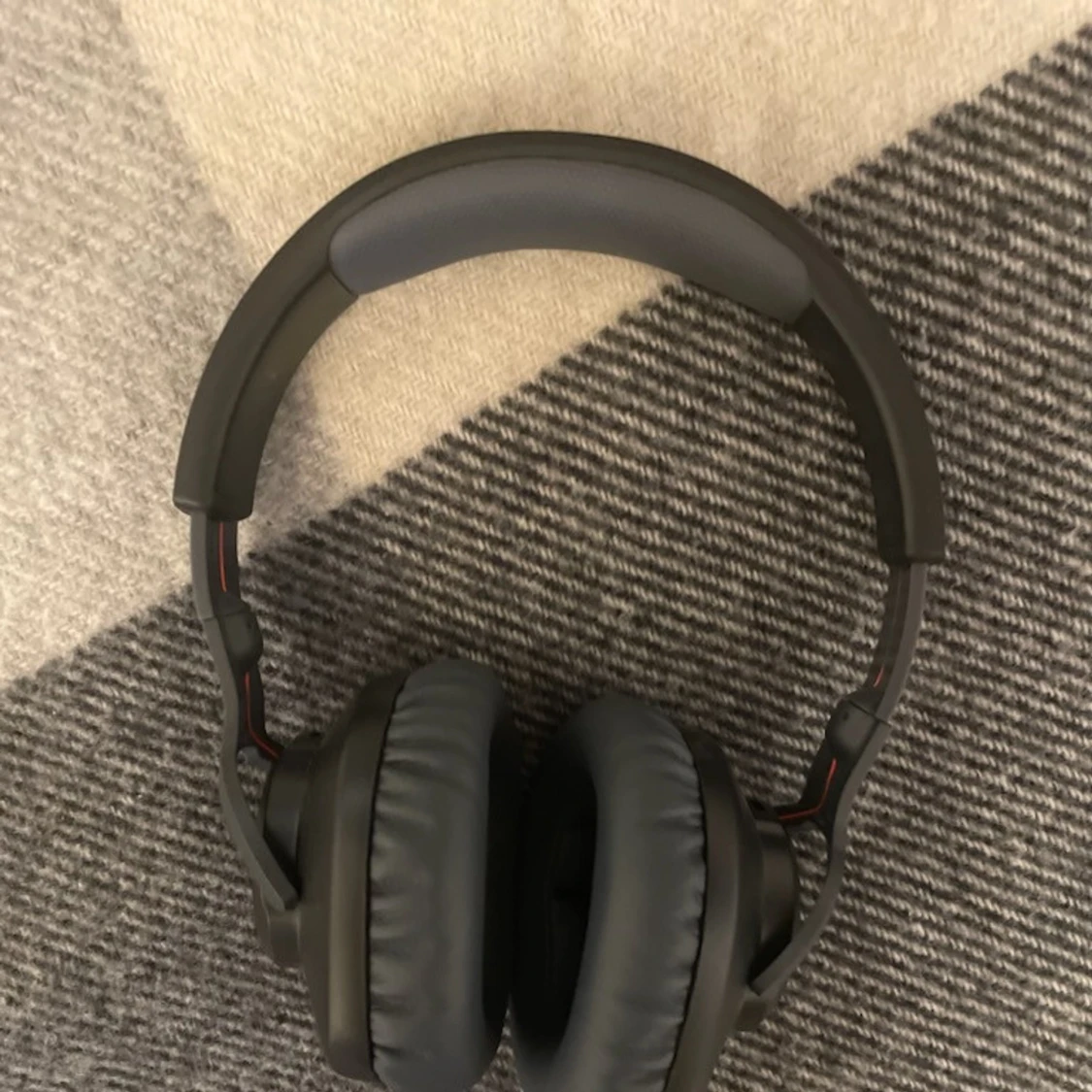 JBL QUANTUM 100 för gaming (svart) - 1