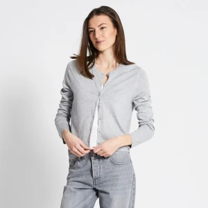 Ljusgrå kofta med knappar - Säljer en stilren ljusgrå kofta med rund hals och knäppning framtill. Koftan har lång ärm och är gjord i mjukt bomullsmaterial. Perfekt att slänga över en t-shirt för en chill look. Modell "Stine". Vid snabb affär kan pris diskuteras.