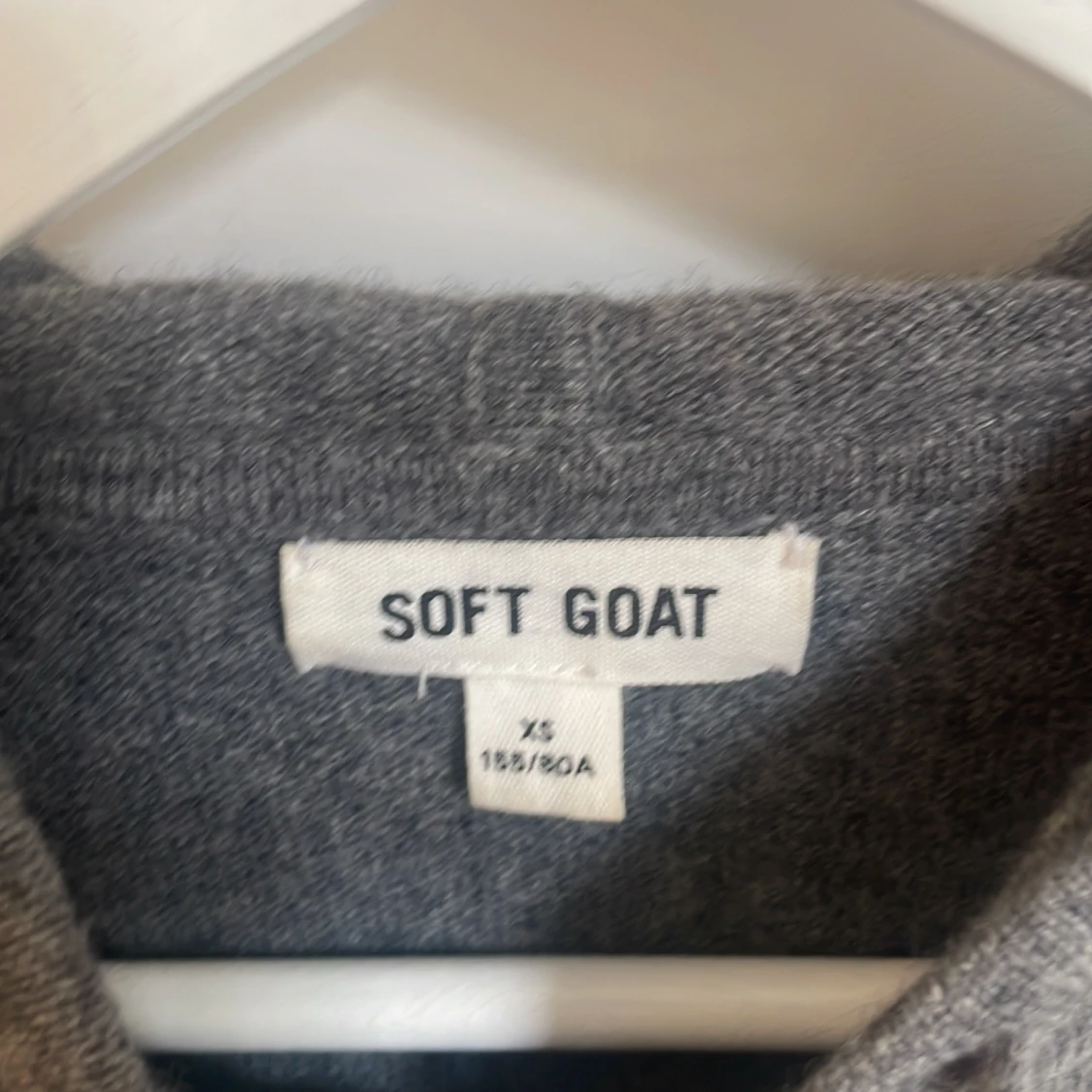Grå hoodie i kashmir från Soft Goat - 2