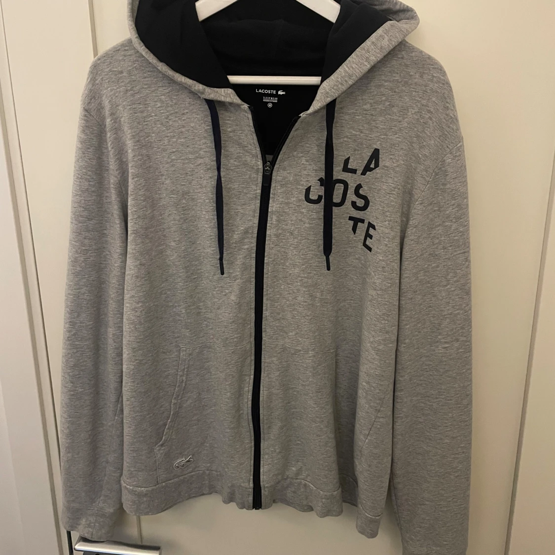 Grå hoodie från Lacoste med dragkedja