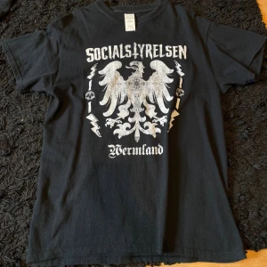 Band t-shirt Socialstyrelsen  - Band t-shirt Socialstyrelsen. Den har lite missfärgning av blekning vid kragen bak men inget som syns jättemycket🖤