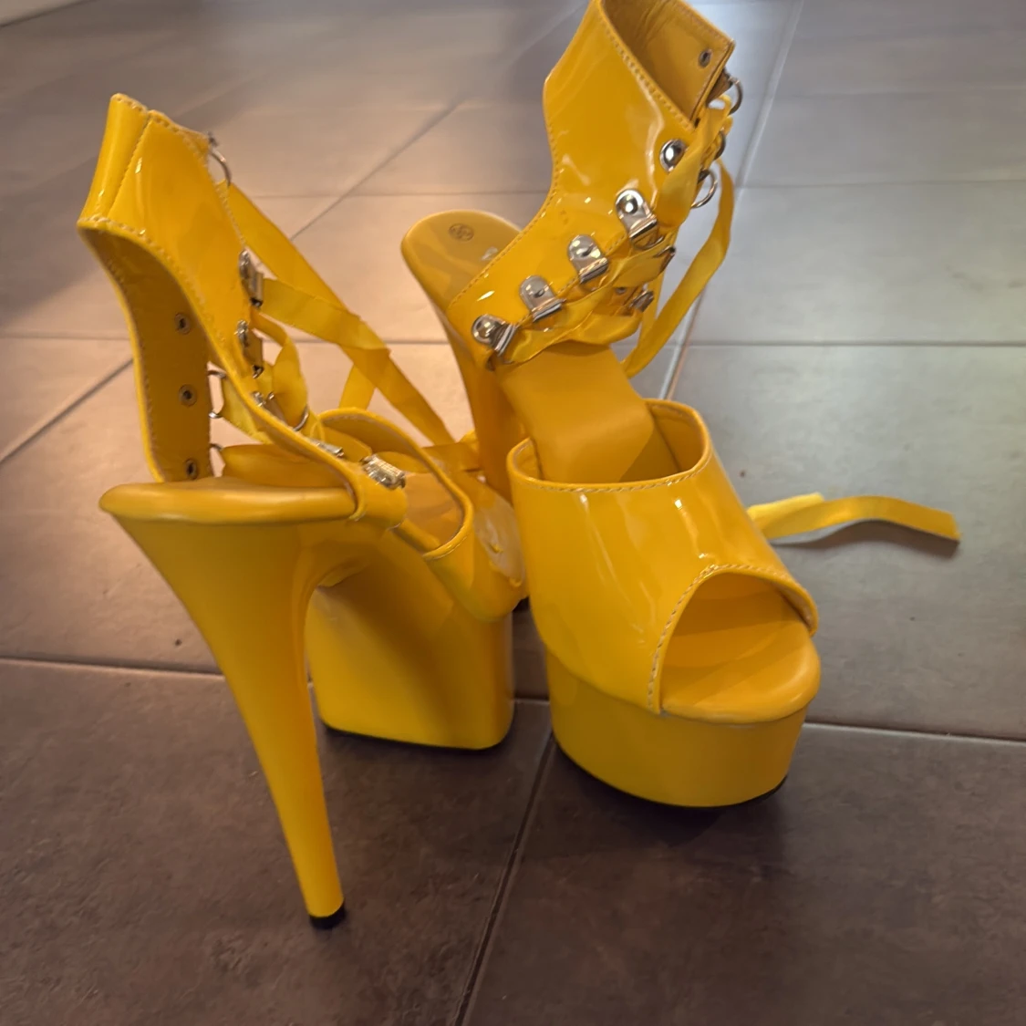 Gula platåsandaler 15cm klack med snörning - 4