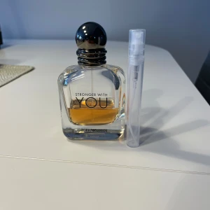 Armani stronger with you eau de toilette 5ml - Armani Stronger With You EDT En magnetisk och varm doft för mannen som vill sticka ut. Söt kardemumma och kastanj blandas med krämig vanilj för en oemotståndlig och modern känsla. Perfekt för dejtkvällen eller när du vill lämna ett minnesvärt intryck.