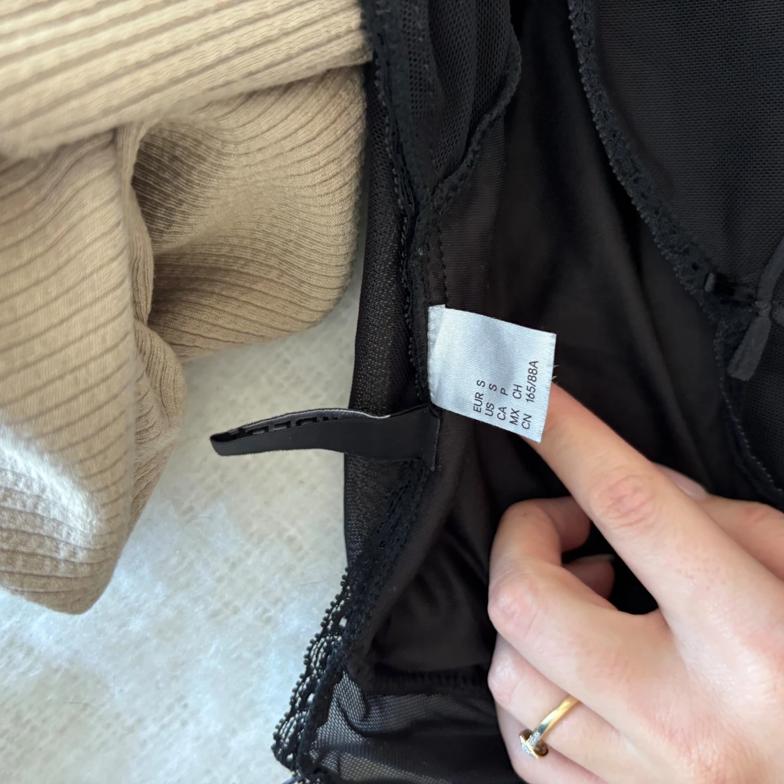 Svart meshtshirt med spetsdetaljer - 2