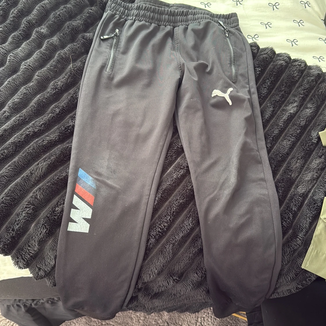 Svarta mjukisbyxor Puma x BMW M