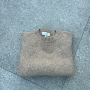 Beige stickad tröja från & Other Stories - Stickad tröja från & Other Stories. Jättefin och i jättebra skick. Köptes för 490 kr. 