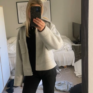 Grå kappa från NA-KD - Jag säljer min gråa kappa i storlek 36 ifrån NA-KD. Perfekt för hösten, stilren och lätt att styla. Funkar 