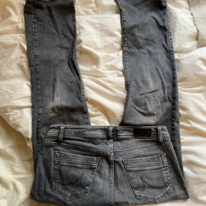 Valerie jeans  - Supersnygga. I storlek w29/L32. Har små skavanker men inget man tänker på då de bärs