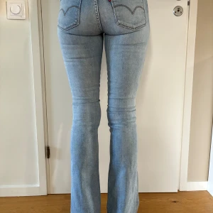 Levis jeans 715 bootcut stl 24/32 - Ljusa Levi's 715 Bootcut jeans. Storlek w24 L32. Säljer då de är för små för mig. Använda några enstaka gånger, Nytvättade o strukna. Mkt fint skick inga defekter. ﻿Nypris 1200kr Rök o djurfritt hem.